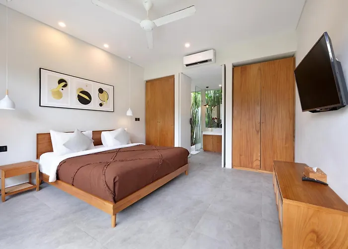 Luxury 4Br Pool Villa Berawa 8-Mins Walk To Beach